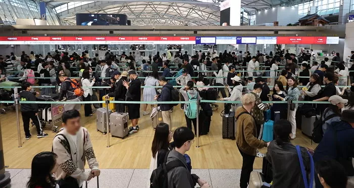 최장 엿새간 이어지는 징검다리 황금연휴가 시작된 1일 인천국제공항 제1여객터미널 출국 수속장이 여행객들로 붐비고 있다. 2025.5.1/뉴스1