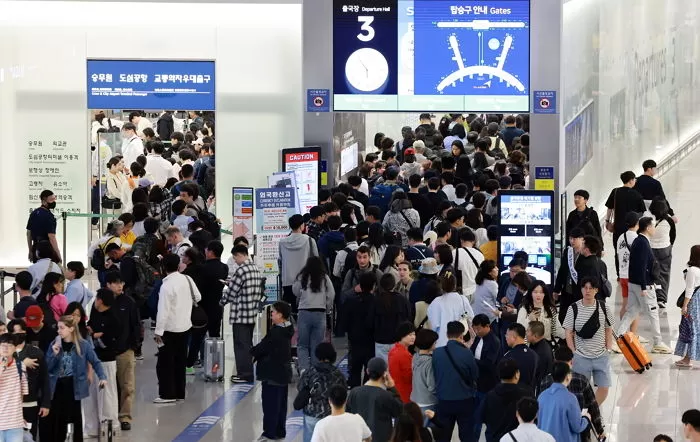 최장 엿새간 이어지는 징검다리 황금연휴가 시작된 1일 인천국제공항 제1여객터미널 출국 수속장이 여행객들로 붐비고 있다. 2025.5.1/뉴스1