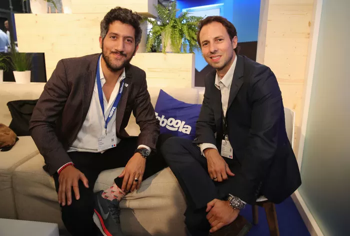 Taboola의 창립자이자 CEO인 아담 싱골다(좌)와 Bild 그룹 디지털 부문 전무이사인 슈테판 베츠홀트(우)가 2018년 9월 12일 독일 쾰른의 쾰른메쎄(Koelnmesse)에서 열린 디지털 마케팅 엑스포 & 컨퍼런스(DMEXCO)에 참석했다. / gettyimagesKorea