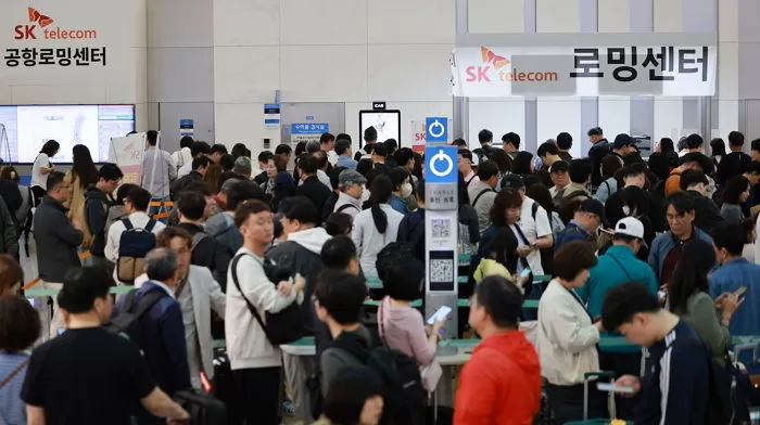 최장 엿새간 이어지는 징검다리 황금연휴가 시작된 1일 인천국제공항 제1여객터미널 SK텔레콤 로밍센터에서 여행객들이 유심 교체를 위해 대기하고 있다. 2025.5.1/뉴스1