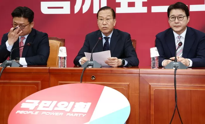 권영세 국민의힘 비상대책위원장이 1일 서울 여의도 국회에서 이재명 더불어민주당 대통령 후보 선거법 위반 대법원 파기환송 판결 관련 기자회견을 하고 있다. 2025.5.1/뉴스1