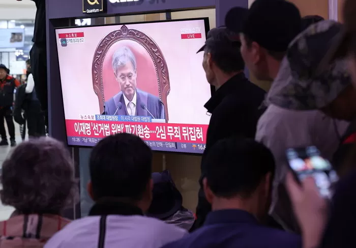 시민들이 1일 오후 서울역 대합실에서 이재명 더불어민주당 대통령 후보의 공직선거법 위반 혐의 대법원 선고 생중계 영상을 시청하고 있다. 대법원은 이날 이 후보의 공직선거법 위반 사건에 대해 유죄 취지로 파기환송했다. 2025.5.1/뉴스1