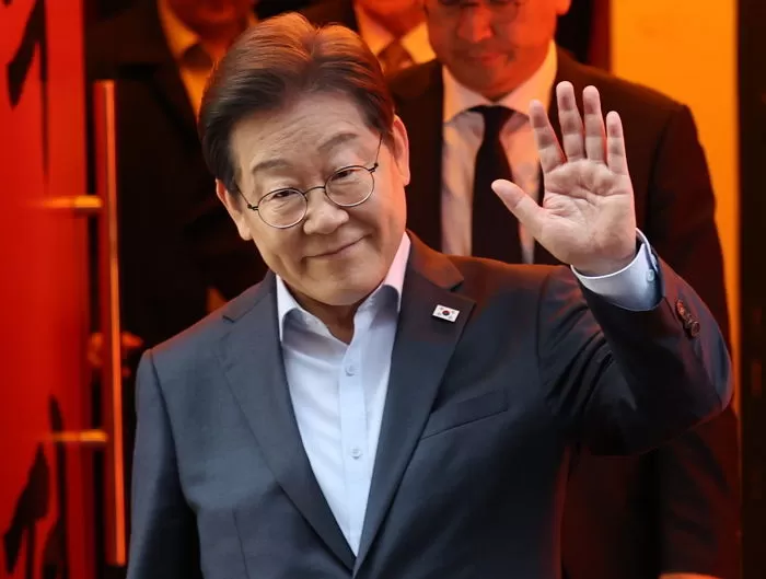 이재명 더불어민주당 대통령 후보가 1일 서울 종로구의 한 포차 식당에서 