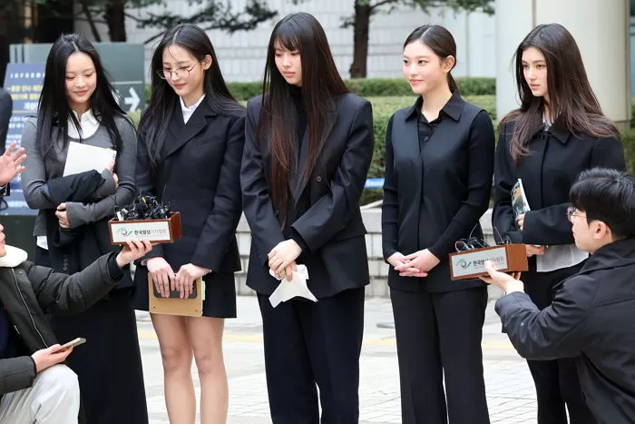 그룹 뉴진스(왼쪽부터 하니, 민지, 혜인, 해린, 다니엘)가 7일 서울 서초구 서울중앙지방법원에서 어도어 측이 멤버들을 상대로 제기한 ‘기획사 지위보전 및 광고계약 체결 등 금지’ 가처분 첫 심문기일을 마친 후 취재진 질문에 답하고 있다. 2025.3.7/뉴스1
