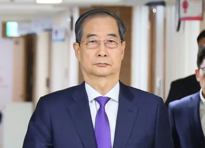 한덕수 대통령 권한대행 국무총리가 1일 서울 종로구 정부서울청사에서 대국민 담화를 하기 위해 이동하고 있다. (총리실 제공) 2025.5.1/뉴스1