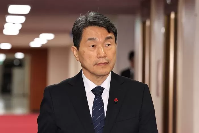 이주호 부총리가 8일 오후 서울 종로구 정부서울청사에서 국무위원 간담회에 참석하기 위해 입장하고 있다. / 뉴스1 