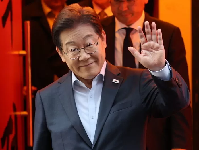 이재명 더불어민주당 대통령 후보가 1일 서울 종로구의 한 포차 식당에서 