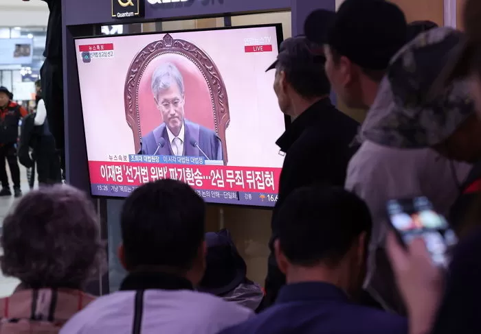 시민들이 1일 오후 서울역 대합실에서 이재명 더불어민주당 대통령 후보의 공직선거법 위반 혐의 대법원 선고 생중계 영상을 시청하고 있다. 대법원은 이날 이 후보의 공직선거법 위반 사건에 대해 유죄 취지로 파기환송했다. 2025.5.1/뉴스1 