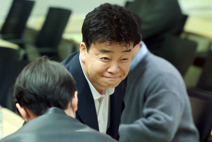 백종원 이미지 추락으로 가맹점 피해 불가피... 더본코리아, 점주 위해 50억 긴급 투입