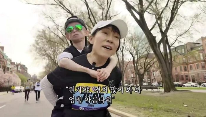 조로증 앓고 있는 아들 ‘마라톤 완주’ 꿈 이뤄주려 업고 함께 달린 엄마