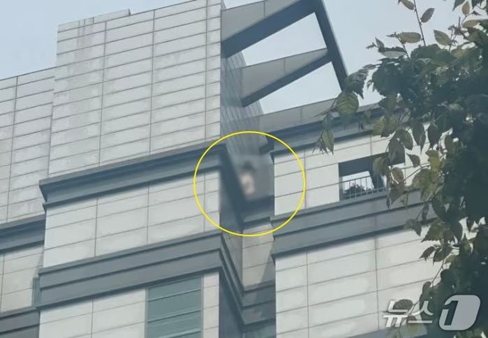 강남 역삼동 19층 오피스텔서 여성 투신 소동... 설득 끝에 구조