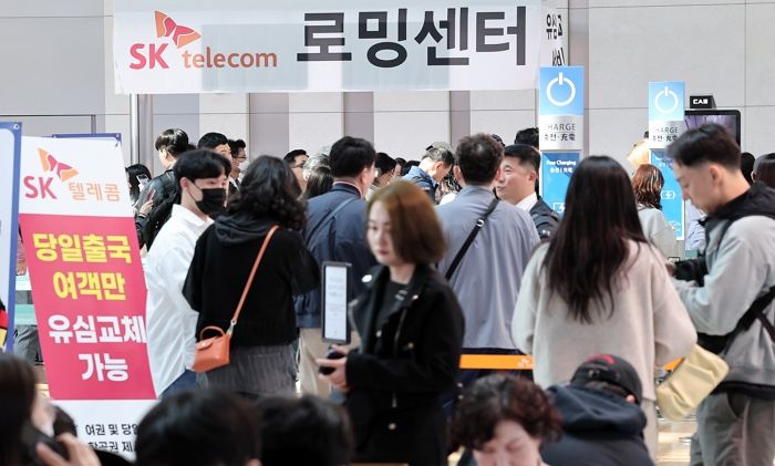 ‘유심’ 때문에 혼란 커지자... ‘휴일 반납’하고 공항·대리점 출근한 SKT 직원들