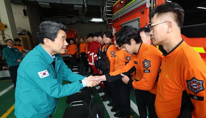 어린이날 연휴 대비 치안·소방 현장 점검한 이주호 대통령 권한대행