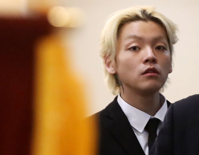 하늘 가리키며... ‘故 장제원 아들’ 노엘, 힙합플레이야 페스티벌 무대 올라 선보인 퍼포먼스