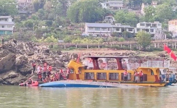 중국 노동절 연휴 유람선 전복 60여명 사상... 시진핑 “실종자 수색 총력”