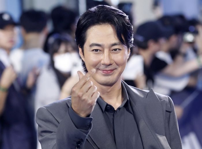 조인성, 어린이날 맞아 보육원에 ‘운동화’ 선물... 매달 간식비도 지원해