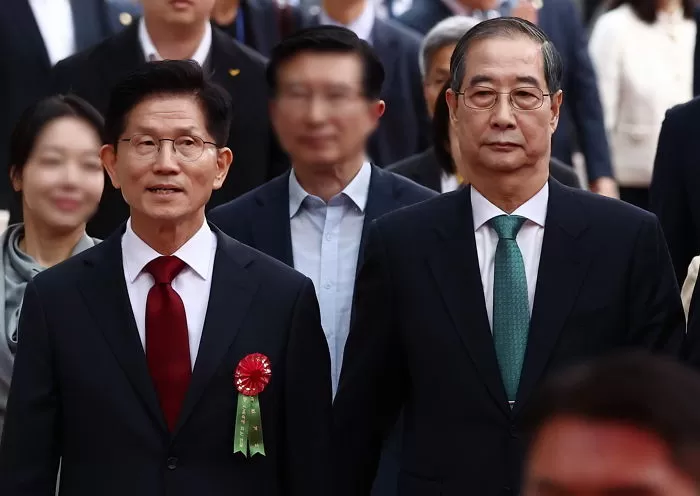김문수 국민의힘 대통령 후보(왼쪽)와 한덕수 무소속 대통령 선거 예비후보가 5일 오전 서울 종로구 조계사에서 열린 불기 2569년 부처님오신날 봉축법요식에 참석하고 있다. 2025.5.5/뉴스1