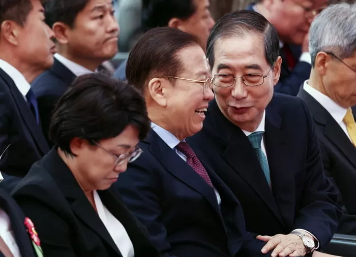 한덕수 무소속 대통령 선거 예비후보가 5일 오전 서울 종로구 조계사에서 열린 불기 2569년 부처님오신날 봉축법요식에 참석해 권영세 국민의힘 비상대책위원장과 대화하고 있다. 2025.5.5/뉴스1