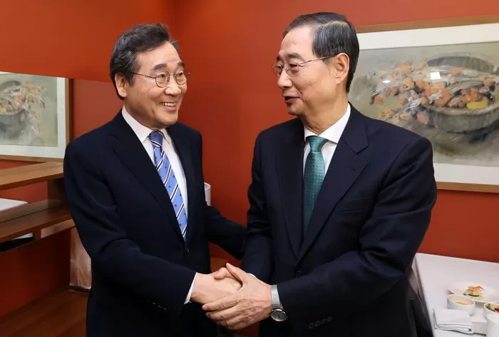한덕수 무소속 대통령선거 예비후보와 이낙연 전 국무총리가 6일 서울 중구 컨퍼런스하우스 달개비에서 오찬회동을 하기 전 기념촬영을 하고 있다. (공동취재) 2025.5.6/뉴스1