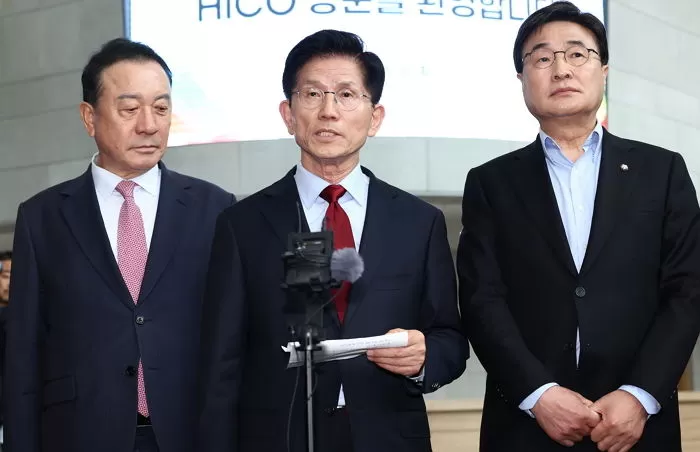 김문수 국민의힘 대통령 후보가 6일 경북 경주시 HICO(정상회의장) 미디어센터에서, 단일화 문제를 놓고 당 지도부와 갈등을 빚고 있는 가운데 브리핑을 하고 있다. 2025.5.6/뉴스1