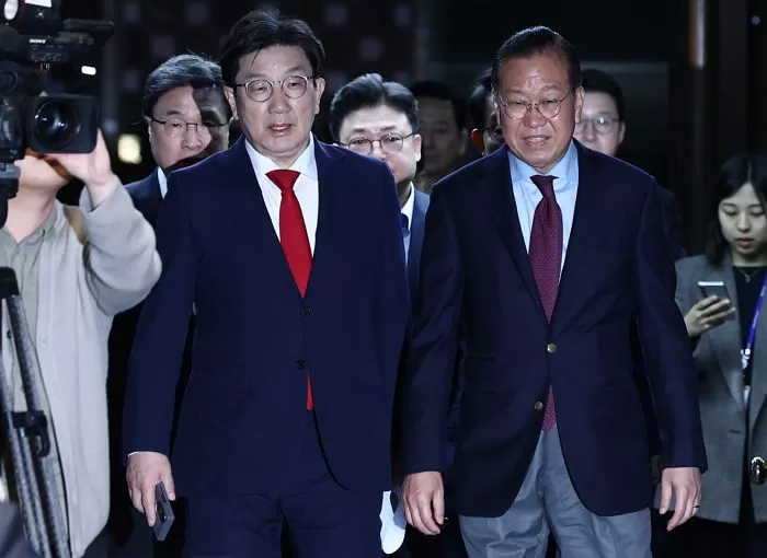 국민의힘 권영세 비상대책위원장과 권성동 원내대표가 5일 국회에서 열린 의원총회에 입장하고 있다. 2025.5.5/뉴스1
