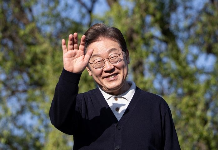 이재명, ‘나의 아저씨’ 박해영 · ‘도깨비’ 김은숙 만난다