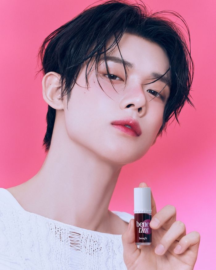 베네피트 앰버서더 된 TXT 연준, ‘라즈베리 틴트’ 바르고 힙한 쿨키치 무드 발산