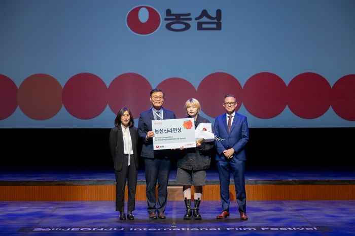 “신라면처럼 세계로” 농심, 전주영화제서 신인감독에 특별상 수여