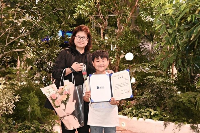 밤에 갑자기 쓰러진 엄마... 초등생 아들이 학교서 배운 CPR로 살렸다