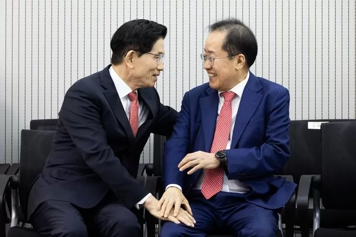 제21대 대통령후보자 국민의힘 3차 경선 진출자를 발표하는 29일 오후 서울 여의도 국민의힘 중앙당사에서 김문수, 홍준표 후보가 대화하고 있다 / 뉴스1
