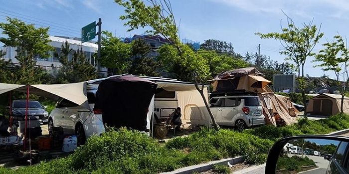 휴게소 주차장에 ‘텐트’ 쳐놓고 캠핑하는 사람들... “주차장인데 자리가 없어요”