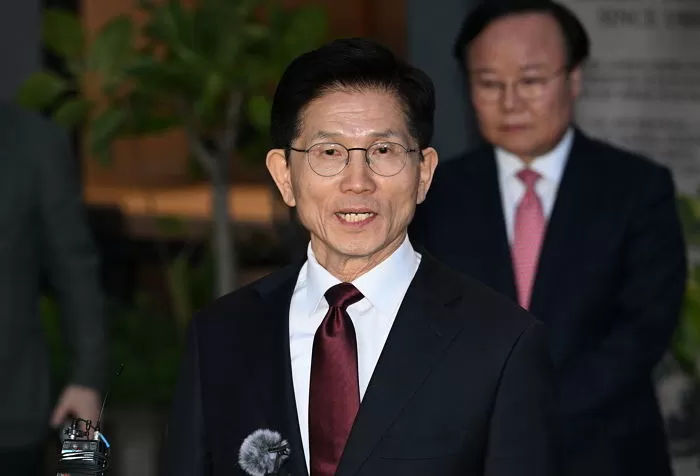 김문수 국민의힘 대선 후보가 7일 서울 종로구의 한 식당에서 한덕수 무소속 대선 예비후보와의 단일화 관련 회동을 마친 후 입장을 밝히고 있다. (공동취재) 2025.5.7/뉴스1