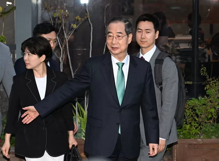 한덕수 무소속 대선 예비후보가 7일 오후 서울 종로구의 한 식당에서 김문수 국민의힘 대선 후보와의 단일화 관련 회동을 마친 후 식당에서 나오고 있다. (공동취재) 2025.5.7/뉴스1