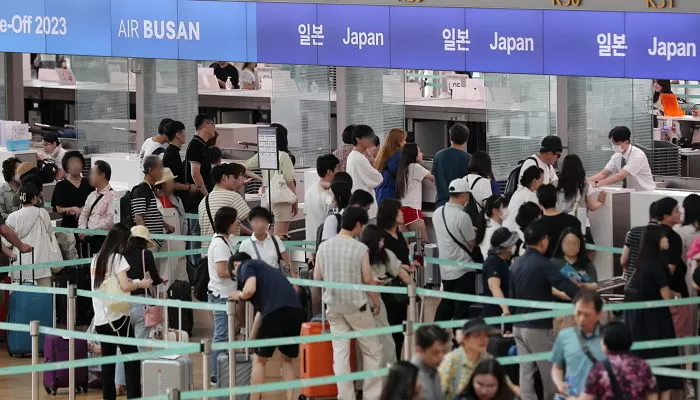 지난달 20일 인천국제공항 제1터미널 내 한 항공사 출국 수속 게이트 / 뉴스1