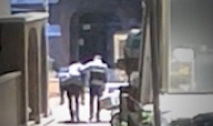 “너무 고마워 혼자 울었다”... 70대 어르신이 경찰 등에 업혀 귀가한 뭉클한 사연 (영상)