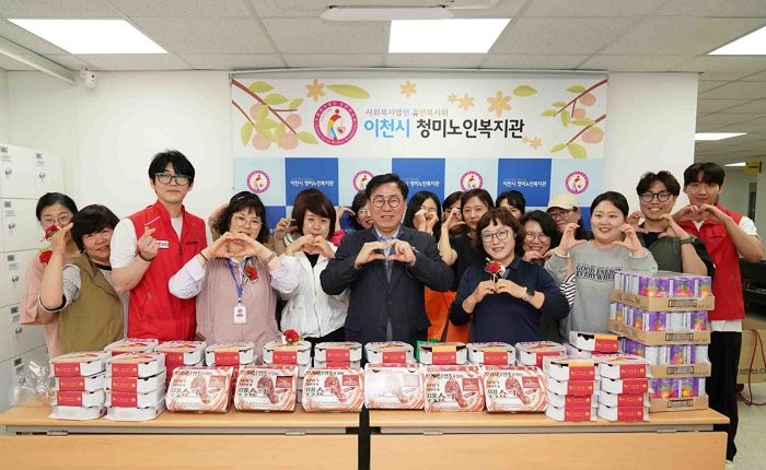 BBQ, 어버이날 맞아 홀몸 어르신 찾아 뵙고 치킨·카네이션 전달