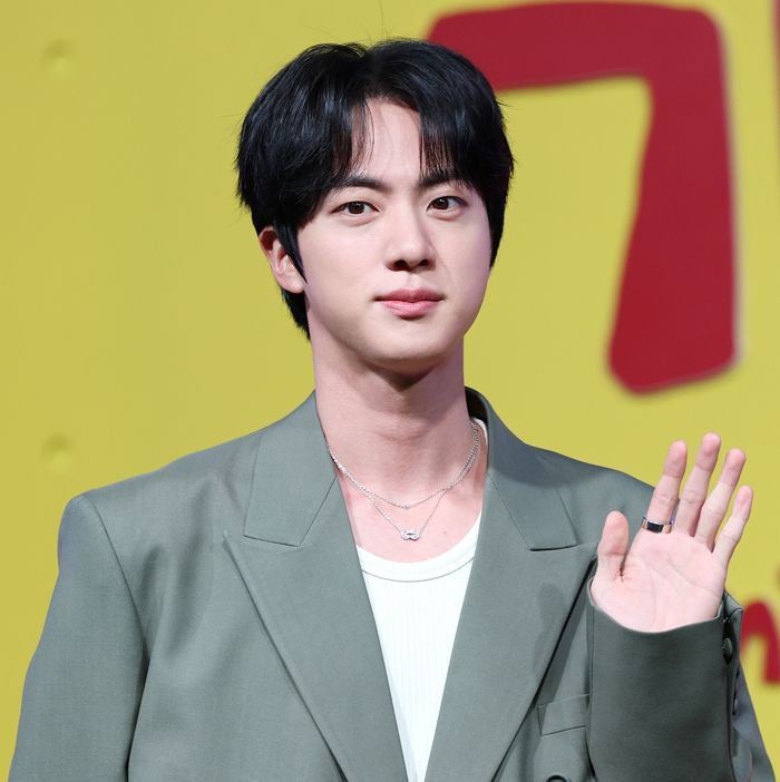 BTS 진에 ‘기습 입맞춤’ 한 일본인 여성, 한국 들어와 자진 출석... 검찰 송치