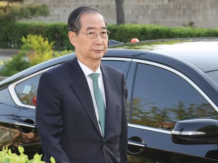 한덕수 무소속 대선 예비후보가 7일 오후 서울 종로구의 한 음식점에서 열린 후보 단일화를 위한 김문수 국민의힘 대통령 후보와 회동을 갖기 위해 차량에서 내리고 있다. (공동취재) 2025.5.7 / 뉴스1