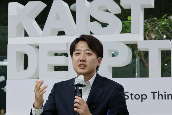 이준석, 3자녀 이상 둔 가족 차량에 ‘핑크 번호판’ 공약 내걸었다... “고속도로 전용 차선 이용”