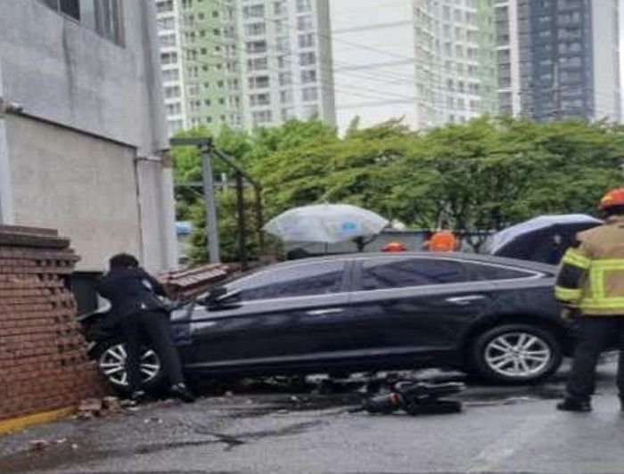 70대 여성 운전자, 주차장 벽 들이받더니... “급발진이야”