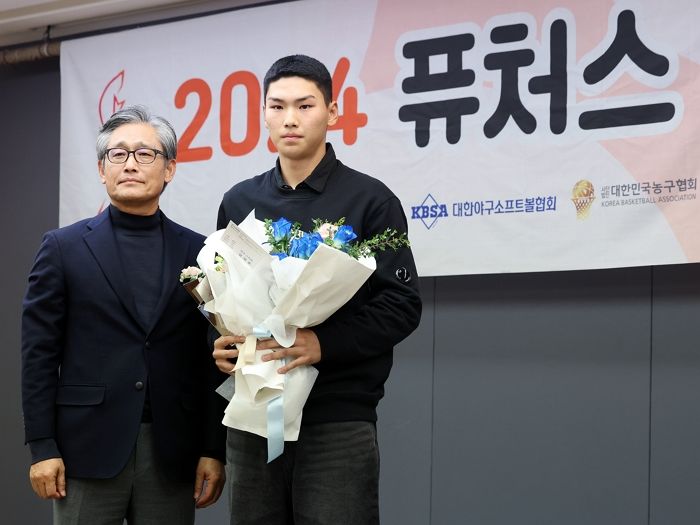 ‘한국의 오타니’로 불리는 야구 유망주 김성준, 메이저리그  텍사스 계약... 빅리그 진출한다