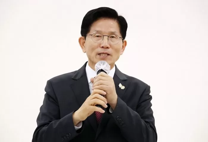김문수 국민의힘 대선 경선 후보가 20일 오전 대구 수성구 국민의힘 대구·경북 당사에서 열린 지역 의원 간담회에 참석해 발언하고 있다. 2025.4.20 / 뉴스1