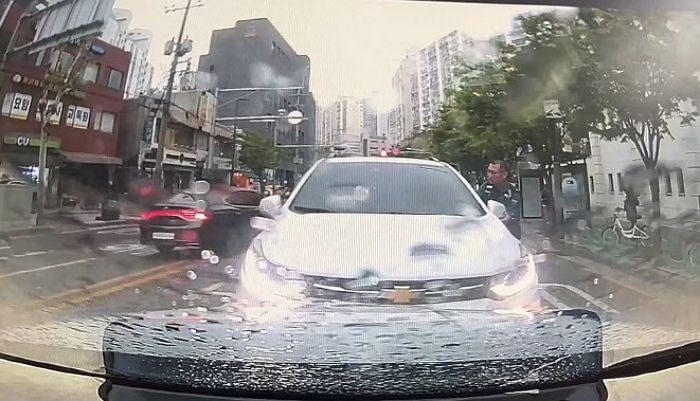 운전자 의식 잃어 도심 한복판서 ‘역주행’한 차량... 경찰차가 가로막아 대형 참사 막았다