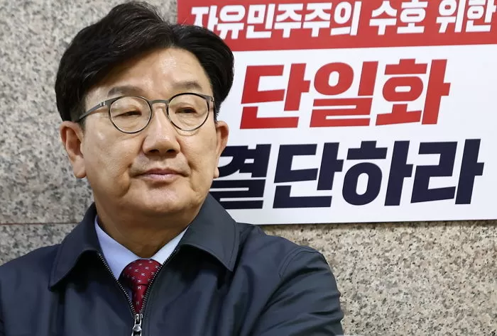 김문수 국민의힘 대통령 후보에게 단일화 약속을 촉구하며 단식농성 중인 권성동 원내대표가 9일 오후 서울 여의도 원내대표실 앞 농성장에서 굳은 표정을 하고 있다. 2025.5.9/뉴스1