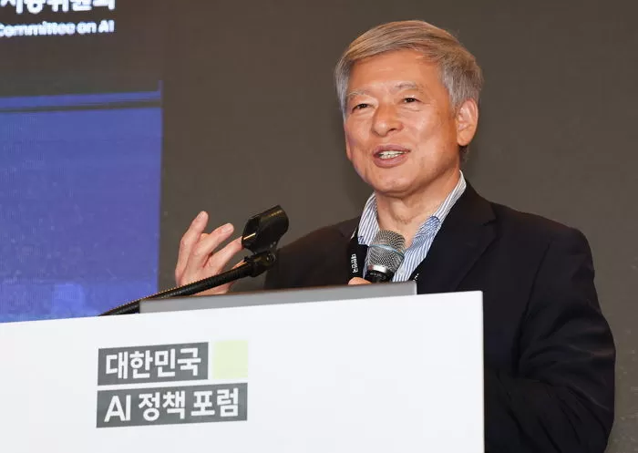 염재호 태재대 총장 겸 국가인공지능위원회 부위원장이 9일 서울 중구 롯데호텔 에서 열린 대한민국 AI정책 포럼에서 AI 3대 강국 도약을 위한 국가 AI 정책방향을 주제로 기조연설을 하고 있다. 2025.5.9/뉴스1