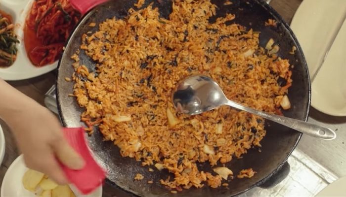 볶음밥서 ‘커터 칼 조각’ 나와 가게 나서는 손님에 ‘계산’ 요구한 점주