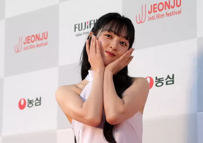 배우 김보라가 30일 전북자치도 전주시 한국소리문화의전당에서 열린 제26회 전주국제영화제 개막식 레드카펫을 걷고 있다. 2025.4.30/뉴스1