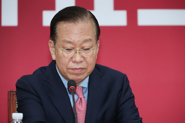 국민의힘 권영세 비대위원장 “모든 책임 지고 물러난다”