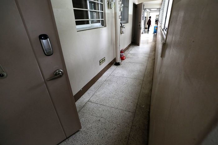 복도서 이웃집 ‘성관계 소리’에 흥분한 변태남... 충격적인 최후 맞았다