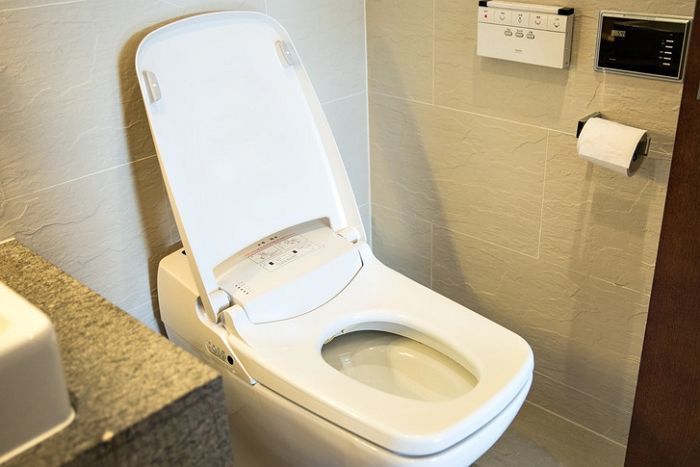 집에 오자마자 스마트폰 할 때 쓰는데... “변기보다 75배 더 더러워”
